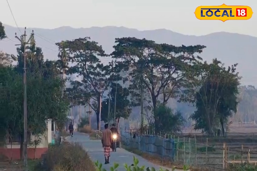 শীতের চাদরে পুরোপুরি মুড়েছে ডুয়ার্স। রবিবার ছুটির দিনের সকালে সেই শীতের আমেজে ডুয়ার্সের বানারহাট থেকে চোখে পড়ল এক অনন্য প্রাকৃতিক দৃশ্য—ঘুমন্ত বুদ্ধের রূপে ধরা দিল চির তুষারাবৃত কাঞ্চনজঙ্ঘা। ভোরের ঘন কুয়াশার চাদর ধীরে ধীরে সরে যেতেই আকাশজুড়ে স্পষ্ট হয়ে ওঠে বরফে মোড়া পাহাড়শৃঙ্গ। সেই দৃশ্য দেখে মুগ্ধ বানারহাটবাসী থেকে শুরু করে আশপাশের এলাকার মানুষজন। 