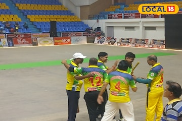 কলম-ক্যামেরা নামিয়ে ব্যাট-বল হাতে লড়াই সংবাদ কর্মীদের, ডুমুরজলায় জমাটি লিগ কলম-ক্যামেরা নামিয়ে ব্যাট-বল হাতে লড়াই সংবাদ কর্মীদের, ডুমুরজলায় জমাটি লিগ