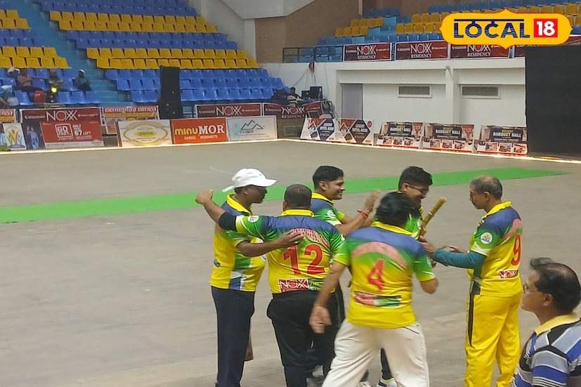 নজির বিহীন ঘটনা হাওড়ায়। প্রথমবার ' ফুলহ্যান্ড টেনিস ক্রিকেট ' টুর্নামেন্ট অনুষ্ঠিত হল হাওড়া ডুমুরজলা সবুজসাথী ইনডোর স্টেডিয়ামে। এদিন রাজ্যের বিভিন্ন প্রান্ত থেকে আটটি দল অংশগ্রহণ করে। এখানে খেলোয়াড়ের ভূমিকায় সংবাদ কর্মীরা। (ছবি ও তথ্য: রাকেশ মাইতি) নজির বিহীন ঘটনা হাওড়ায়। প্রথমবার ' ফুলহ্যান্ড টেনিস ক্রিকেট ' টুর্নামেন্ট অনুষ্ঠিত হল হাওড়া ডুমুরজলা সবুজসাথী ইনডোর স্টেডিয়ামে। এদিন রাজ্যের বিভিন্ন প্রান্ত থেকে আটটি দল অংশগ্রহণ করে। এখানে খেলোয়াড়ের ভূমিকায় সংবাদ কর্মীরা। (ছবি ও তথ্য: রাকেশ মাইতি)