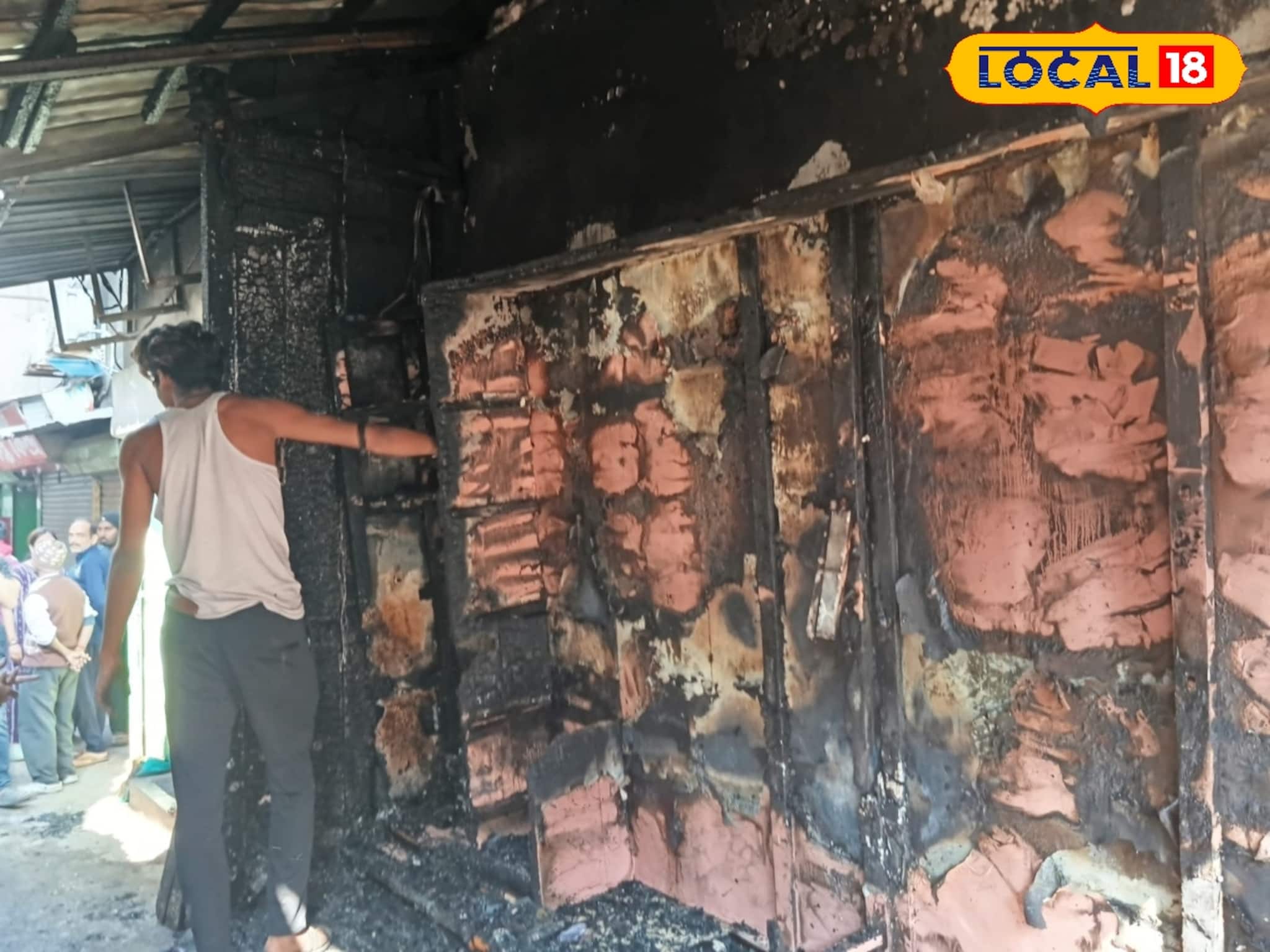 গভীর রাতে আগুন লেগে পুড়ে ছাই ব্লাউজের দোকান, পার্শ্ববর্তী দোকানে ছড়িয়ে পড়ে আগুন গভীর রাতে আগুন লেগে পুড়ে ছাই ব্লাউজের দোকান, পার্শ্ববর্তী দোকানে ছড়িয়ে পড়ে আগুন