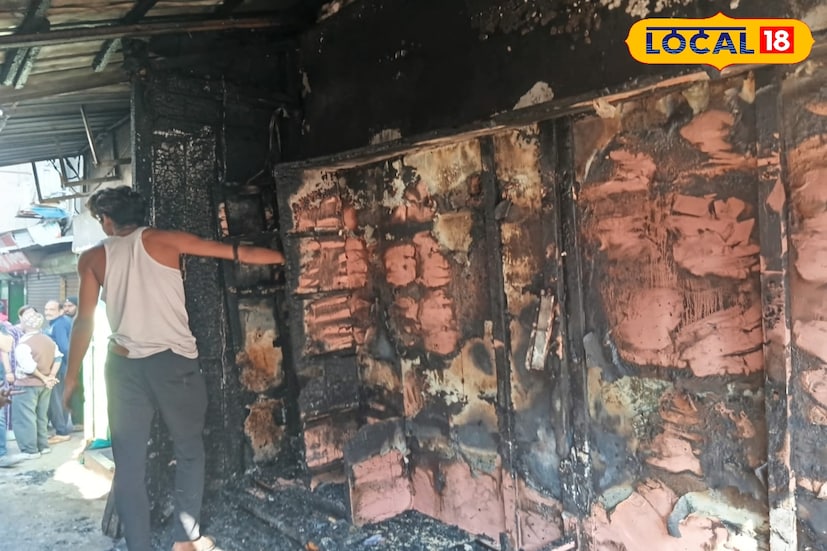 গভীর রাতে জি টি রোডের মল্লিক ফটকে আচমকাই আগুন লেগে ভষ্মিভূত একটি দোকান। ওই দোকান থেকে আগুন লাগল পাশের একটি পানের গুমটি ও আরও একটি শাড়ির দোকানে। (ছবি ও তথ্য : রাকেশ মাইতি) গভীর রাতে জি টি রোডের মল্লিক ফটকে আচমকাই আগুন লেগে ভষ্মিভূত একটি দোকান। ওই দোকান থেকে আগুন লাগল পাশের একটি পানের গুমটি ও আরও একটি শাড়ির দোকানে। (ছবি ও তথ্য : রাকেশ মাইতি)