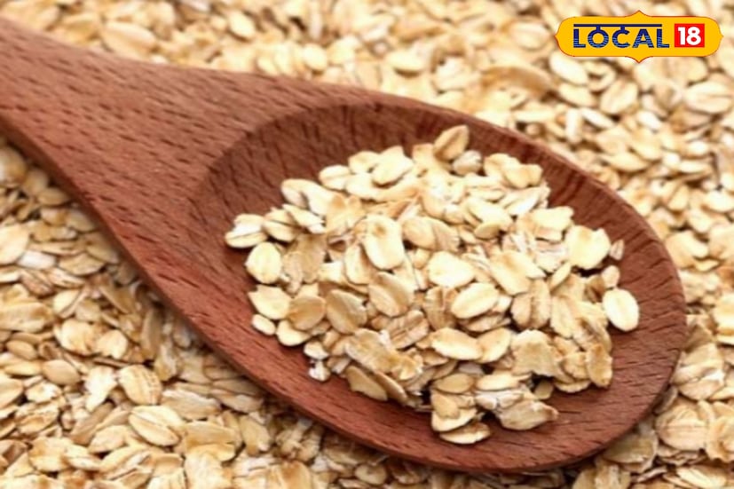 ওটমিল: অনেকের ধারণা ওটস শুধু ব্রেকফাস্টের খাবার। দুধ দিয়ে ওটমিল বানিয়ে সন্ধেবেলাও খেতে পারেন। গরম-গরম ওটমিল খেলে শীতকালে হজমের গণ্ডগোল হবে না, শরীরও গরম থাকবে। ওটমিলে আখরোট, আমন্ড মিশিয়ে খেতে পারেন।