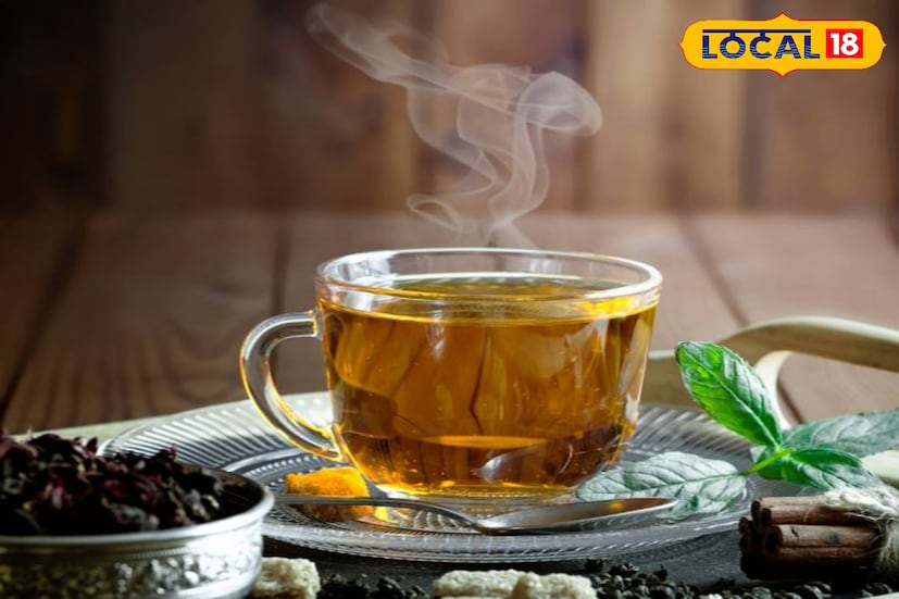 ভেষজ চা: শীতের সন্ধেবেলা এক কাপ গরম চা শরীরের সমস্ত ক্লান্তি কমিয়ে দেয়। পাশাপাশি শরীর গরমও রাখে। কিন্তু চায়ে দুধ ও চিনি মিশিয়ে খেলে চলবে না। শরীরকে গরম রাখতে হার্বাল টি বা ভেষজ চা পান করুন। তুলসী, ল্যাভেন্ডার, ক্যামোমাইলের মতো উপাদান দিয়ে তৈরি চা খান। এ ছাড়া হট চকোলেটও খেতে পারেন। এই পানীয়ও শরীরকে গরম রাখে।