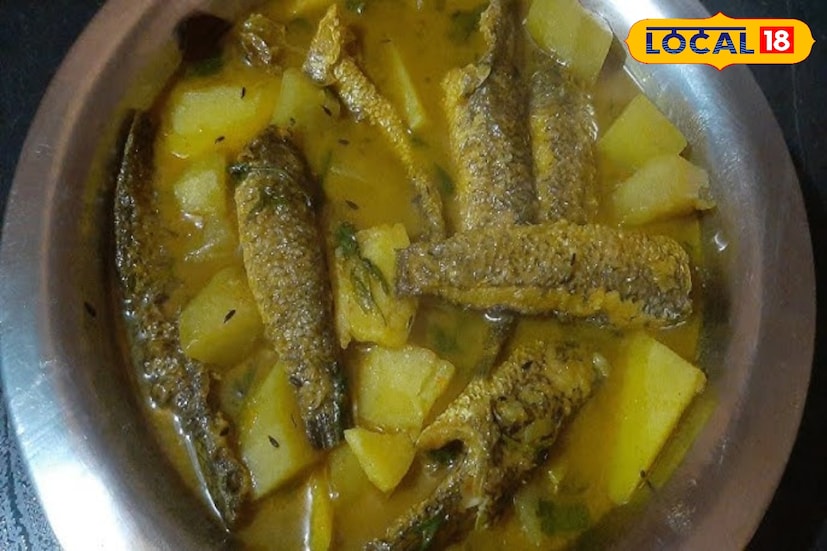 *কড়াইয়ে ফোড়ন দেওয়ার পর লাউ ছেড়ে করার মধ্যে লবণ হলুদ বেঁচে থাকা মশলা দিয়ে ভাল করে তেরে নিয়ে তারপর জল দিলে সামান্য প্রায় ১০ মিনিট ফুটিয়ে নেওয়া হয়। এরপর ভাজা সাঠি মাছ দিয়ে কিছুক্ষণ ঢেকে রান্না করা হয়। শেষে উপর থেকে ধনেপাতা ছড়িয়ে দিলেই তৈরি হয়ে যায় সুস্বাদু লাউ দিয়ে সাঠি মাছ। শীতের দিনে এই ঘরোয়া পদ যে কোনও বাঙালি পরিবারের পাতে বিশেষ আকর্ষণ হয়ে উঠছে।