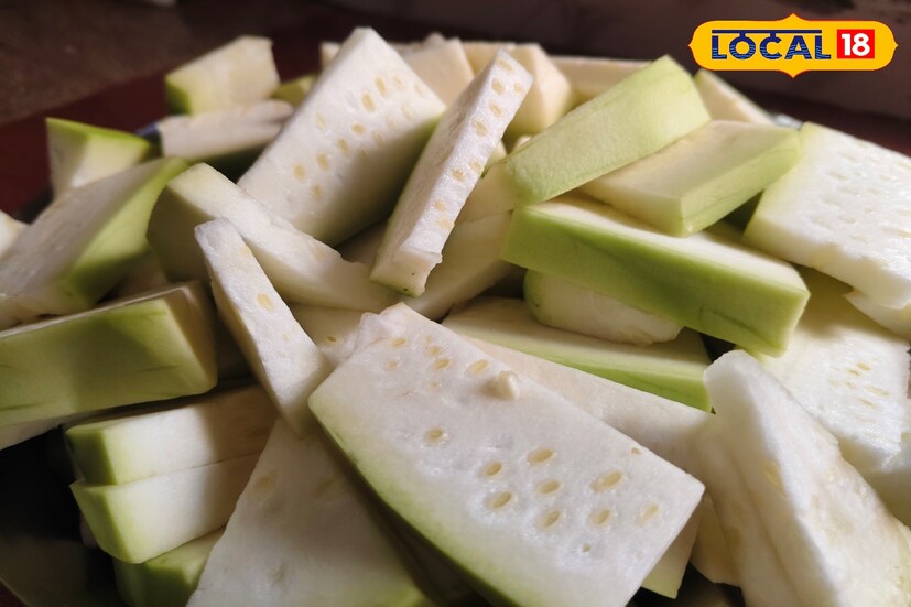 *এবারে মাছ হলুদ এবং লবণ মাখিয়ে রাখতে হবে কিছুক্ষণ তারপর মাছ সামান্য তেলে হালকা করে ভেজে তুলে আলাদা করে রাখা হয়। এতে মাছের গন্ধ কমে এবং রান্নার সময় মাছ ভাঙে না।