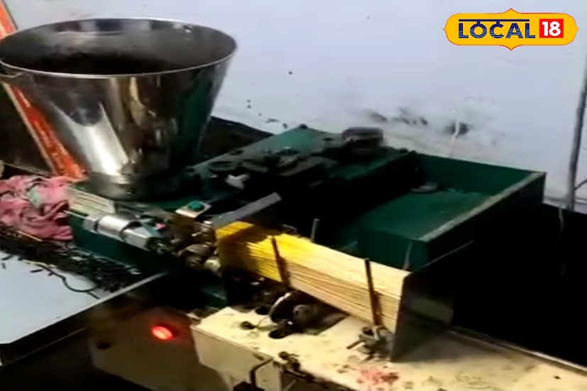 ভাবছেন কীভাবে শুরু করবেন ধূপকাঠির ব্যবসা! ধূপকাঠি তৈরির জন্য মূলত প্রয়োজন হয় বাঁশের কাঠি, চারকোল পাউডার, জিগাট পাউডার (আঠার কাজ করে), বিভিন্ন সুগন্ধি তেল এবং রং। প্রথমে বাঁশের কাঠির ওপর চারকোল ও জিগাটের মিশ্রণ প্রলেপ দেওয়া হয়। শুকিয়ে গেলে তাতে সুগন্ধি তেল প্রয়োগ করা হয়। এরপর নির্দিষ্ট সময় রোদে শুকিয়ে প্যাকেটজাত করা হয় ধূপকাঠি