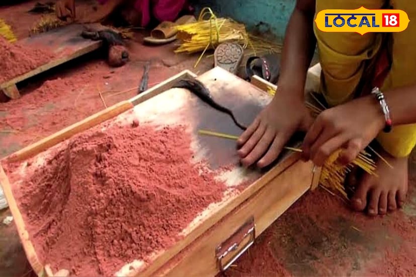 কত টাকা পুঁজি লাগতে পারে! প্রাথমিকভাবে ছোট আকারে ব্যবসা শুরু করতে আনুমানিক ১৫ হাজার থেকে ৩০ হাজার টাকা পুঁজি যথেষ্ট। এই টাকার মধ্যে কাঁচামাল, সাধারণ যন্ত্রপাতি (ট্রে, ড্রাম, শুকোনোর স্ট্যান্ড), প্যাকেট ও সুগন্ধি তেল কেনা সম্ভব। ধীরে ধীরে ব্যবসা বাড়ালে পুঁজি ৫০ হাজার টাকা বা তার বেশি করা যেতে পারে