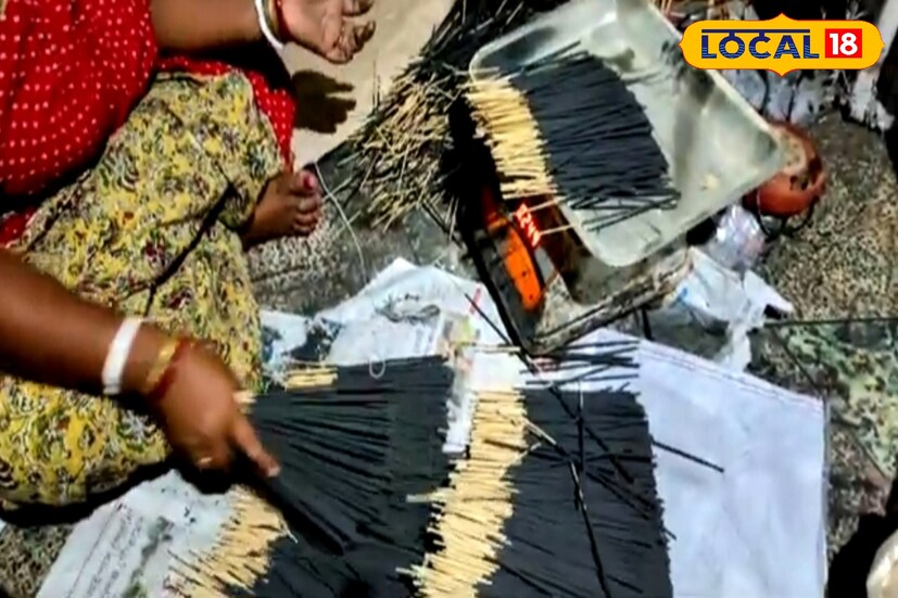 ঘরে বসেই করতে পারেন এই সুগন্ধি ধূপকাঠির ব্যবসা। অল্প পুঁজিতেই দেবে নিশ্চিত আয়ের সম্ভাবনা। ইতিমধ্যেই জেলার নানা প্রান্তে জনপ্রিয় হয়ে উঠছে এই সুগন্ধি ধূপকাঠির ব্যবসা। ধর্মীয় আচার অনুষ্ঠান, পুজো-পার্বণ, ঘরোয়া ব্যবহার থেকে শুরু করে মন্দির ও বিভিন্ন প্রতিষ্ঠানে ধূপকাঠির চাহিদা সারা বছরই থাকে। ফলে বাজারে এই পণ্যের চাহিদা কখনও কমে না। তাই চাহিদা পূরণের ক্ষেত্রে এই ব্যবসা লাভবান করতে পারে ঘরে বসেই করতে পারেন এই সুগন্ধি ধূপকাঠির ব্যবসা। অল্প পুঁজিতেই দেবে নিশ্চিত আয়ের সম্ভাবনা। ইতিমধ্যেই জেলার নানা প্রান্তে জনপ্রিয় হয়ে উঠছে এই সুগন্ধি ধূপকাঠির ব্যবসা। ধর্মীয় আচার অনুষ্ঠান, পুজো-পার্বণ, ঘরোয়া ব্যবহার থেকে শুরু করে মন্দির ও বিভিন্ন প্রতিষ্ঠানে ধূপকাঠির চাহিদা সারা বছরই থাকে। ফলে বাজারে এই পণ্যের চাহিদা কখনও কমে না। তাই চাহিদা পূরণের ক্ষেত্রে এই ব্যবসা লাভবান করতে পারে