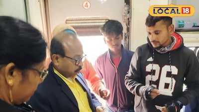 টিকিটবিহীন যাত্রীদের জরিমানা রেলের টিকিট পরীক্ষা কর্মীর