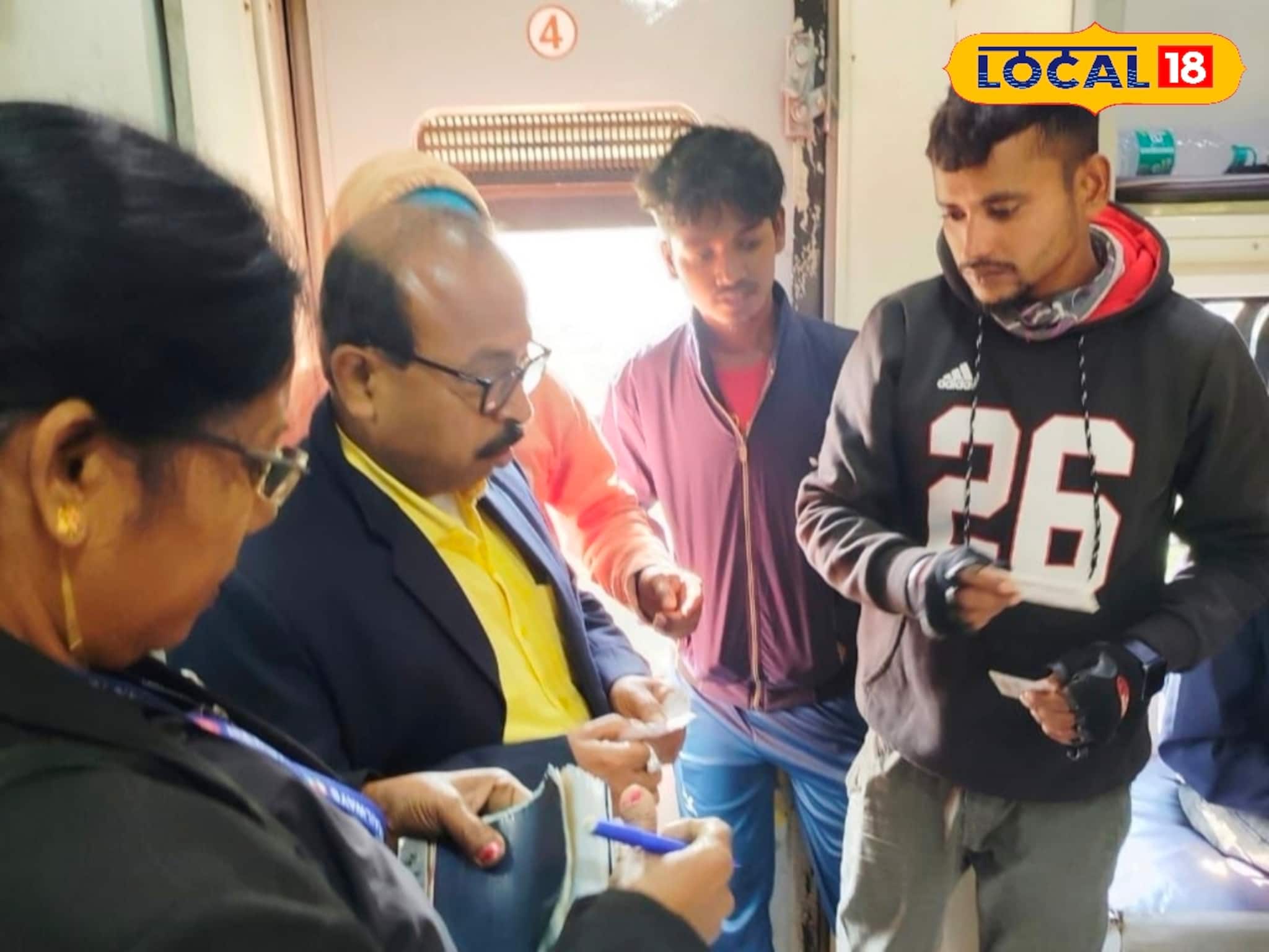 বিনা টিকিটে যাতায়াত করছেন? পাশেই বসে রয়েছে TTE, খুব সাবধান! ধরা পড়লেই মোটা টাকা জরিমানা বিনা টিকিটে যাতায়াত করছেন? পাশেই বসে রয়েছে TTE, খুব সাবধান! ধরা পড়লেই মোটা টাকা জরিমানা