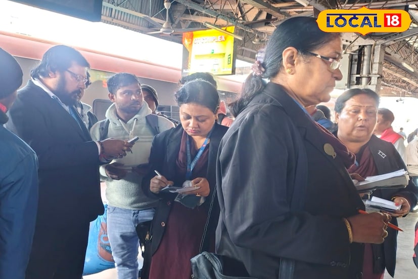 টিকিট বিক্রি নয় এবারে টিকিট বিহীন যাত্রীদের থেকে এক দিনে লক্ষাধিক টাকা আদায় মালদহ ডিভিশনের। জরিমানা করে এক দিনে লক্ষাধিক টাকা আদায় করল মালদহ রেল ডিভিশন। টিকিট বিহীন যাত্রীদের থেকে এক দিনে মাত্র দুটি ট্রেন থেকে ১.৩৬ লক্ষ টাকা জরিমানা আদায় করল পূর্ব রেলের মালদহ ডিভিশন।(ছবি ও তথ্য: জিএম মোমিন)