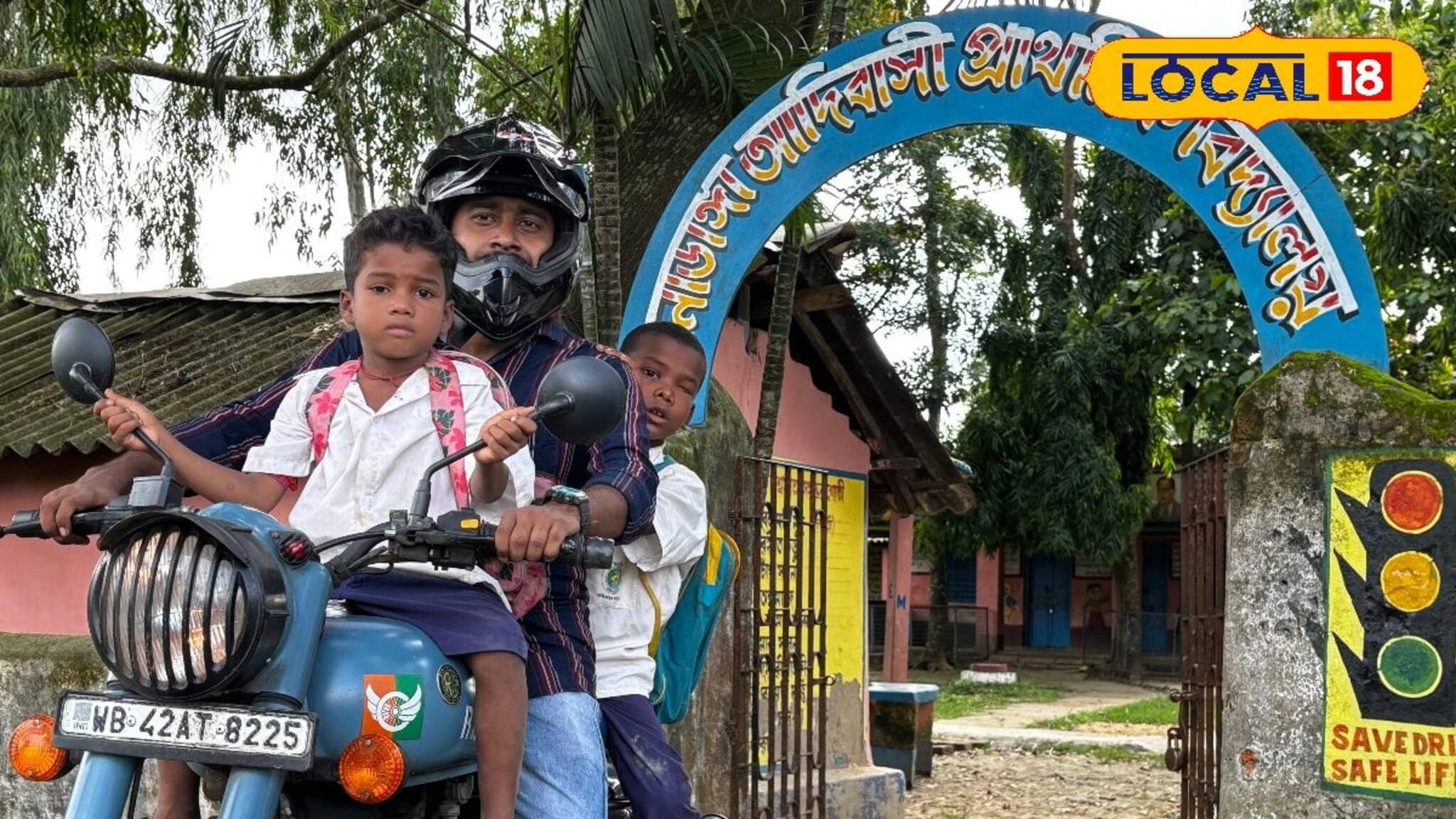 বইয়ের বাইরে ভালবাসার পাঠ, আদিবাসী পড়ুয়াদের ‘দাদা’ হয়ে উঠেছেন এই শিক্ষক