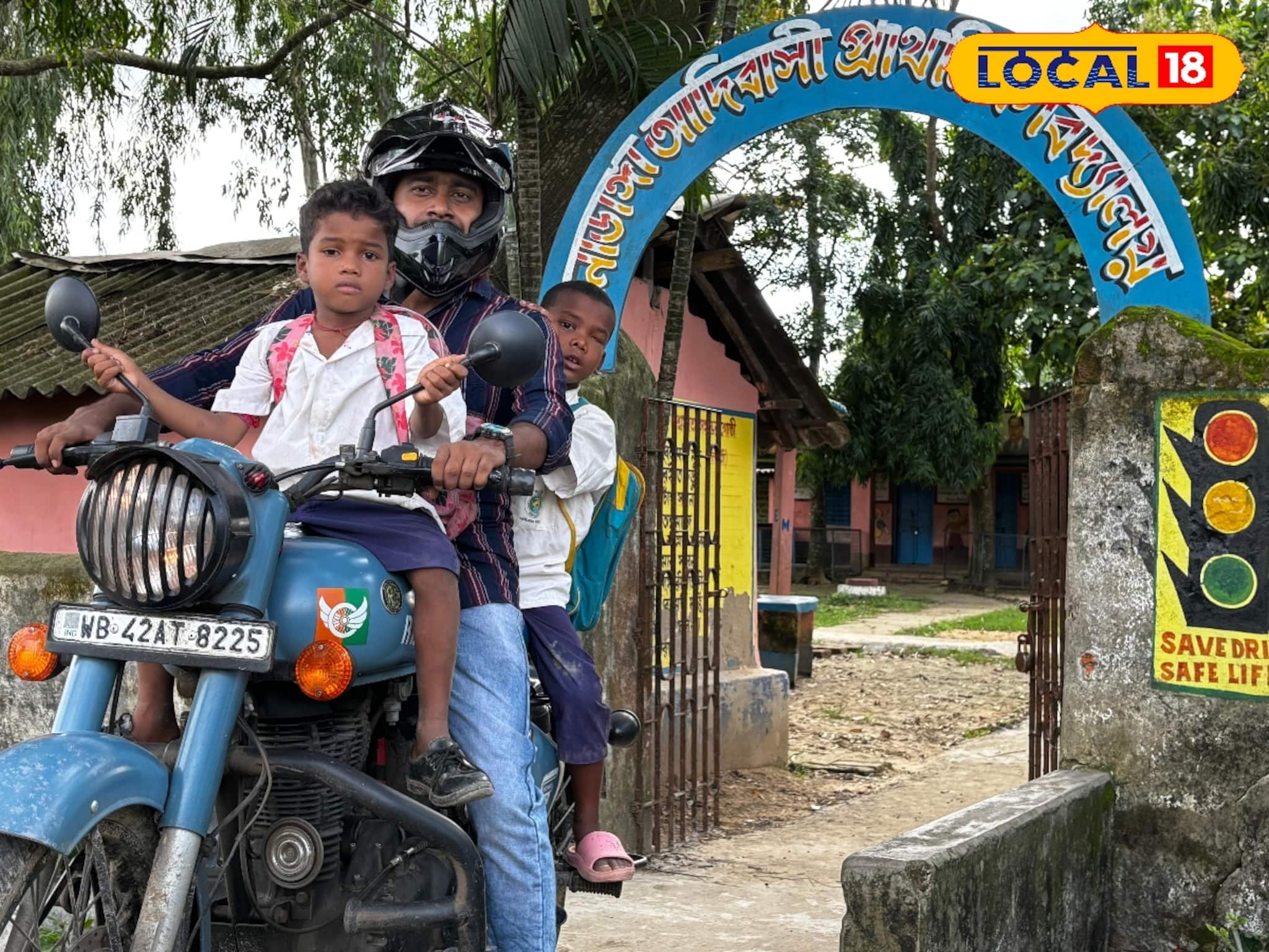 বইয়ের বাইরে ভালবাসার পাঠ, আদিবাসী পড়ুয়াদের ‘দাদা’ হয়ে উঠেছেন এই শিক্ষক বইয়ের বাইরে ভালবাসার পাঠ, আদিবাসী পড়ুয়াদের ‘দাদা’ হয়ে উঠেছেন এই শিক্ষক