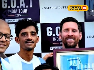 মেসির সঙ্গে পরোটা বিক্রেতা রাজুদা মেসির সঙ্গে পরোটা বিক্রেতা রাজুদা