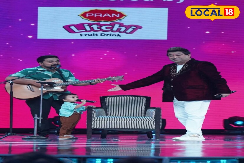 বাবার সঙ্গে গান গেয়ে সোশ্যাল মিডিয়ায় আগেই ভাইরাল হয়েছিল আড়াই বছরের খুদে শিল্পী সূর্য সরকার। এবার সেই ভাইরাল সূর্যই পৌঁছে গেল দেশের অন্যতম জনপ্রিয় শো ‘সারেগামাপা’র মঞ্চে। একদিনের জন্য বিশেষ অতিথি হিসেবে হাজির হয়ে ছোট্ট বয়সেই জাতীয় মঞ্চে নিজের সুরের ছাপ রেখে গেল সে।