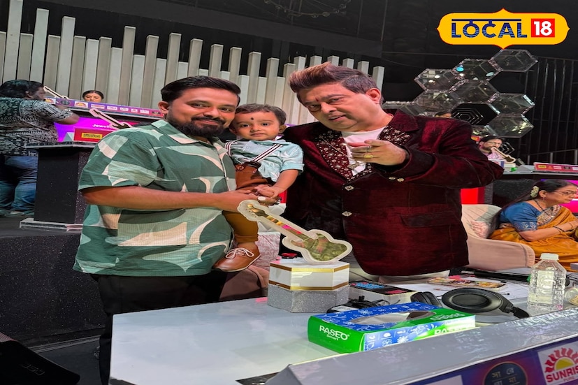 মঞ্চে গান শেষ করে সূর্য যে কাজটি করে, তাতেই চূড়ান্ত চমক। গান শেষ হতেই সে মাইকের সামনে দাঁড়িয়ে অডিয়েন্সের দিকে তাকিয়ে বলে, “সবাই জোরে হাততালি দাও!”—এই কথাই মুহূর্তে হাসি, বিস্ময় আর উচ্ছ্বাসে ভরিয়ে দেয় গোটা মঞ্চ। খুদে শিল্পীর মুখে এমন আত্মবিশ্বাসী আহ্বান শুনে দর্শক-শিল্পী সবাই একসঙ্গে অট্টহাসিতে ফেটে পড়েন এবং তুমুল করতালিতে মঞ্চ গর্জে ওঠে।