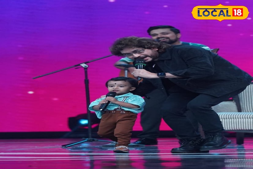 এর আগেই বাবার সঙ্গে যুগলবন্দী গানের ভিডিও নেটদুনিয়ায় ঝড় তোলে। সেই পরিচিত মুখ, পরিচিত সুর—কিন্তু সারেগামাপার মঞ্চে সূর্য ছিল আরও আত্মবিশ্বাসী। আলো, ক্যামেরা আর হাজারো দর্শকের সামনে দাঁড়িয়েও তার স্বতঃস্ফূর্ত গাওয়া ও তালবোধ মুহূর্তে মন জয় করে নেয়।