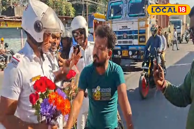 হেলমেট ছাড়া বাইক বা স্কুটি চালালে সাধারণত যে ভয় কাজ করে, তা হল জরিমানা। কিন্তু শিলিগুড়ির ইস্টার্ন বাইপাস এলাকায় সেই চেনা ছবিটাই বদলে দিল ট্রাফিক পুলিশ। হেলমেটবিহীন চালকদের থামিয়ে জরিমানার বদলে তাঁদের হাতে তুলে দেওয়া হল গোলাপ ফুল ও চকোলেট। নজর কেড়েছে সচেতনতার বার্তা দেওয়ার এই অভিনব কায়দা। (ছবি ও তথ্যঃ ঋত্বিক ভট্টাচার্য) হেলমেট ছাড়া বাইক বা স্কুটি চালালে সাধারণত যে ভয় কাজ করে, তা হল জরিমানা। কিন্তু শিলিগুড়ির ইস্টার্ন বাইপাস এলাকায় সেই চেনা ছবিটাই বদলে দিল ট্রাফিক পুলিশ। হেলমেটবিহীন চালকদের থামিয়ে জরিমানার বদলে তাঁদের হাতে তুলে দেওয়া হল গোলাপ ফুল ও চকোলেট। নজর কেড়েছে সচেতনতার বার্তা দেওয়ার এই অভিনব কায়দা। (ছবি ও তথ্যঃ ঋত্বিক ভট্টাচার্য)