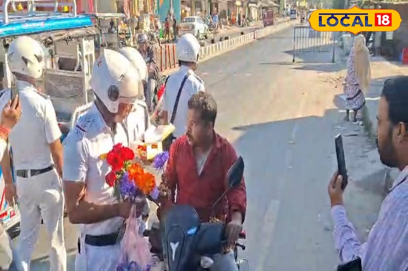 হেলমেট ছাড়া চলাচল শুধু আইনভঙ্গ নয়, নিজের জীবনের জন্যেও বড় বিপদ। সেই কথাই সহজভাবে বোঝাতে চেয়েছে ট্রাফিক বিভাগ। ফুল ও চকোলেট দেওয়ার পাশাপাশি চালকদের হেলমেট ব্যবহারের গুরুত্ব নিয়েও সংক্ষিপ্তভাবে সচেতন করা হয়।