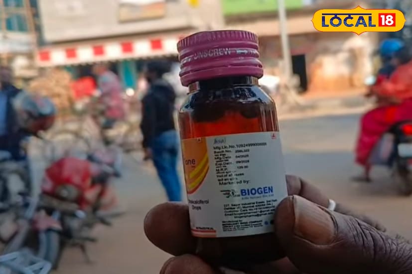 হুগলি: এবার সদ্যোজাত শিশুদের ভিটামিন ঔষুধে মাকড়সা জাতীয় পোকা মেলায় চাঞ্চল্য ছড়াল হুগলির তারকেশ্বরে।মূলত শিশু ভুমিস্ট হওয়ার পর থেকে এই ভিটামিন ঔষুধ খাওয়ানো হয় বলে জানিয়েছেন চিকিৎসকরা। আর সেই ভিটামিন ঔষুধে পোকা মেলায় চাঞ্চল্য ছড়িয়েছে চিকিৎসক মহলেও।