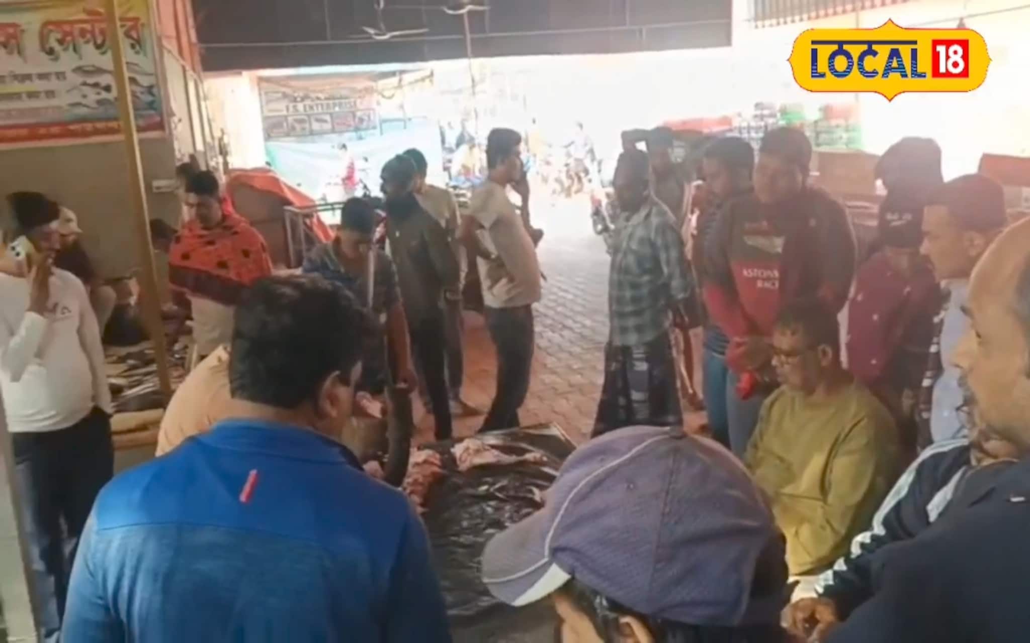 বসিরহাটের ঘোষ বাড়িতে গরীবের হাট, কম দামে বাজারে স্বস্তি সাধারণ মানুষের বসিরহাটের ঘোষ বাড়িতে গরীবের হাট, কম দামে বাজারে স্বস্তি সাধারণ মানুষের