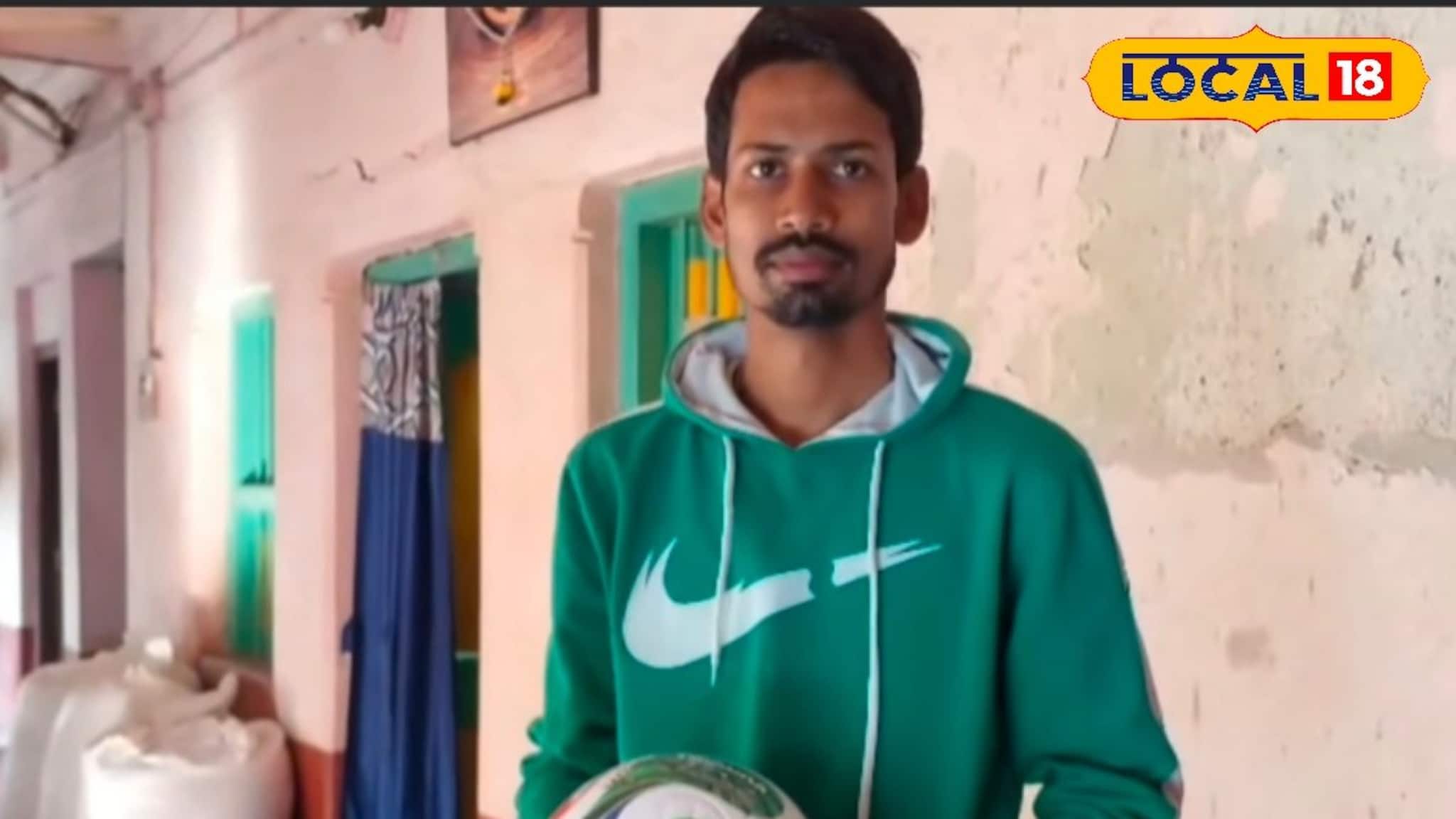 ভক্তের সঙ্গে ‘ভগবান’-র দেখা, রেফারি দেবব্রত এখনও মেসিতে মজে, সঙ্গে রেখেছেন সই করা বল