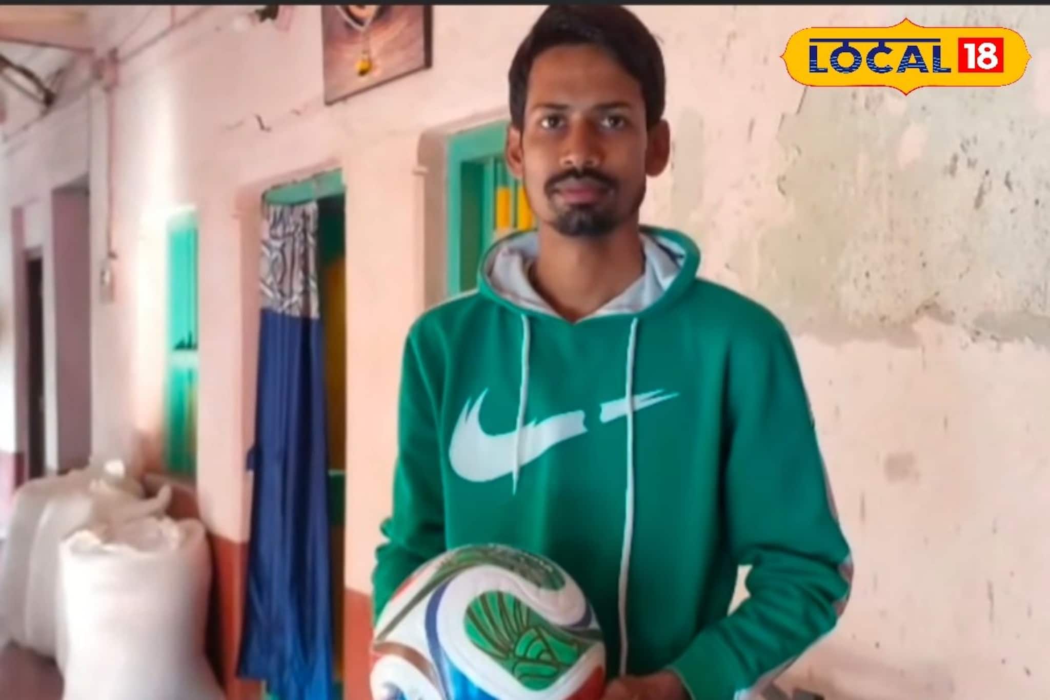 মেসির দর্শন পেয়ে আপ্লুত তারকেশ্বরের দেবব্রত! পেলেন ফুটবলে অটোগ্রাফ মেসির দর্শন পেয়ে আপ্লুত তারকেশ্বরের দেবব্রত! পেলেন ফুটবলে অটোগ্রাফ