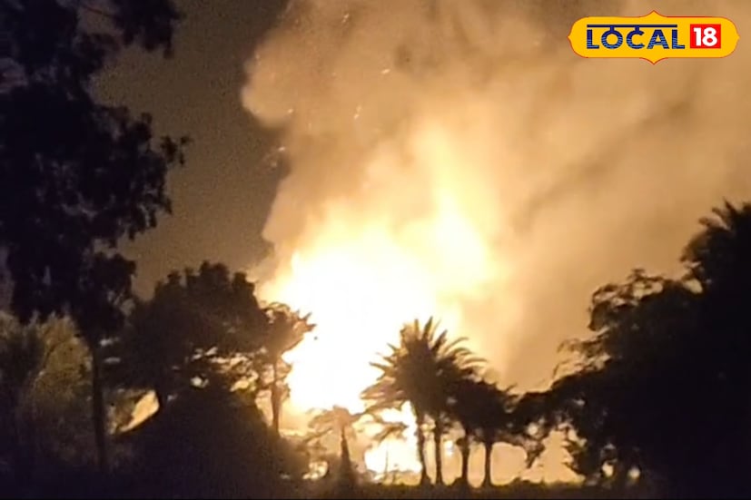 উত্তর ২৪ পরগনা জেলার হিঙ্গলগঞ্জ থানা সংলগ্ন এলাকায় এদিন, সোমবার সন্ধ্যায় হঠাৎ অগ্নিকাণ্ডের ঘটনায় চাঞ্চল্য ছড়ায়। সুভাষ দাসের মালিকানাধীন একটি পোল্ট্রি ফার্মে আচমকাই আগুন লেগে যায়। মুহূর্তের মধ্যেই আগুন ছড়িয়ে পড়ে গোটা ফার্ম জুড়ে, ফলে আতঙ্কে পড়েন স্থানীয় বাসিন্দারা।