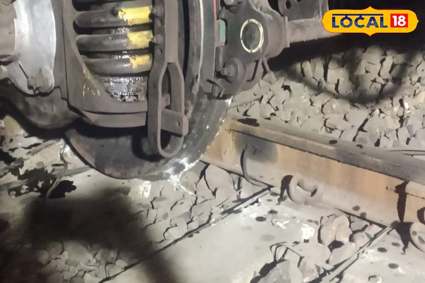 সাঁতরাগাছি স্টেশনে ঢোকার আগেই লাইনচিত্র ট্রেন! বড়সড় দুর্ঘটনার হাত থেকে রক্ষা পেল ট্র্যাক মেইনটেইন ট্রেন! মঙ্গলবার সন্ধ্যার পর ঘটনাটি ঘটে হাওড়ার পদ্মপুর রেল স্টেশনের দিক থেকে সাঁতরাগাছি যাওয়ার পথেই দুর্ঘটনা। (ছবি ও তথ্য: রাকেশ মাইতি)