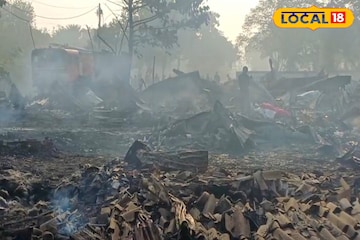 ঘুনি বস্তি থেকে এখনও কুণ্ডলী পাকিয়ে উঠছে ধোঁয়া, ছাইয়ের গাদায় হারানো সংসারের খোঁজ ঘুনি বস্তি থেকে এখনও কুণ্ডলী পাকিয়ে উঠছে ধোঁয়া, ছাইয়ের গাদায় হারানো সংসারের খোঁজ