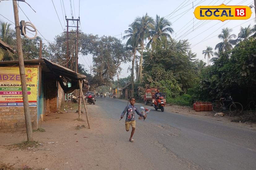 হাওড়ার রাস্তায় বিপদের আশঙ্কা বাড়াচ্ছে চিনা মাঞ্জা সুতো। শীত বাড়তেই রমরমিয়ে বাড়ছে ঘুড়ি ওড়ানোর প্রবণতা। সেই সঙ্গেই দুর্ঘটনার আশঙ্কা বাড়ছে জেলায়। (ছবি ও তথ্যঃ রাকেশ মাইতি)