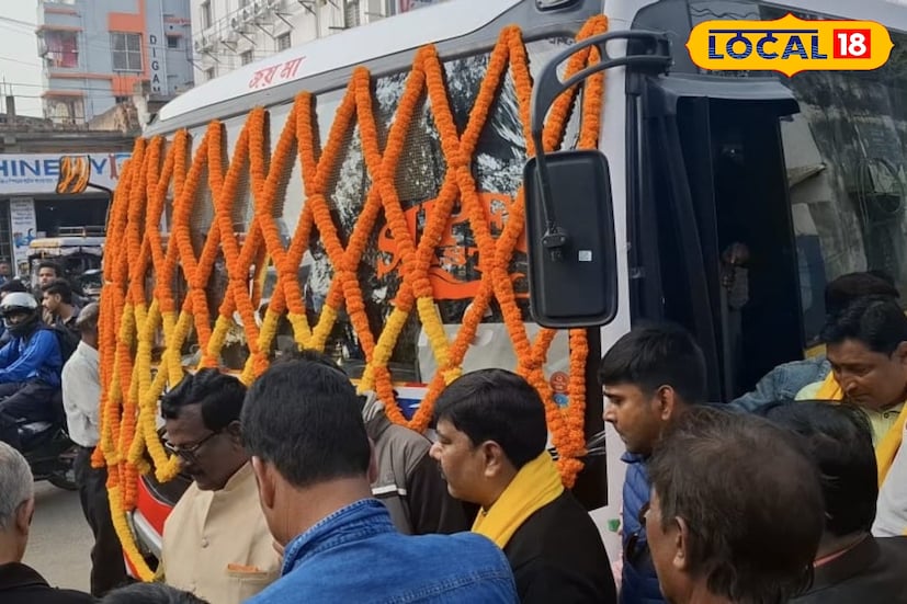 সিউড়ি ও পার্শ্ববর্তী এলাকার বাসিন্দাদের জন্য সুখবর। রাজ্যের অন্যতম জনপ্রিয় পর্যটন কেন্দ্র দিঘার সঙ্গে সরাসরি যোগাযোগ আরও সহজ করতে সিউড়ি-দিঘা রুটে চালু হল নতুন ঝকঝকে এসি বাস পরিষেবা। বৃহস্পতিবার থেকেই এই নতুন পরিষেবার যাত্রা শুরু হয়েছে। (ছবি ও তথ্য: সুদীপ্ত গড়াই) সিউড়ি ও পার্শ্ববর্তী এলাকার বাসিন্দাদের জন্য সুখবর। রাজ্যের অন্যতম জনপ্রিয় পর্যটন কেন্দ্র দিঘার সঙ্গে সরাসরি যোগাযোগ আরও সহজ করতে সিউড়ি-দিঘা রুটে চালু হল নতুন ঝকঝকে এসি বাস পরিষেবা। বৃহস্পতিবার থেকেই এই নতুন পরিষেবার যাত্রা শুরু হয়েছে। (ছবি ও তথ্য: সুদীপ্ত গড়াই)