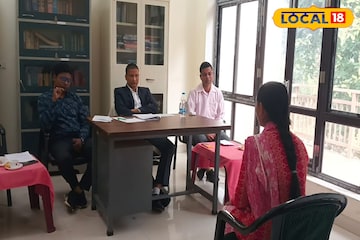 চুলে কোনও স্টাইল নয়! কেমন জুতো পায়ে? চাকরিপ্রার্থীদের বোঝালেন পুলিশকর্তারা চুলে কোনও স্টাইল নয়! কেমন জুতো পায়ে? চাকরিপ্রার্থীদের বোঝালেন পুলিশকর্তারা