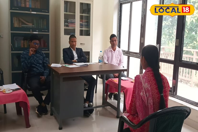 থাকবে না অতি অত্যাধুনিক চুলের স্টাইল। বদলে দিতে হবে স্টাইলিশ হেয়ারকাট। চলবে না মাথার চুল চোখ পর্যন্ত চলে আসার স্টাইল। হাওয়াই চটি নয় পরতে হবে ফরমাল সু। এবার আসন্ন চাকরিপ্রার্থীদের 'ভুল' ধরিয়ে দিলেন পুলিশকর্তারা। (তথ্য ও ছবি: রঞ্জন চন্দ) থাকবে না অতি অত্যাধুনিক চুলের স্টাইল। বদলে দিতে হবে স্টাইলিশ হেয়ারকাট। চলবে না মাথার চুল চোখ পর্যন্ত চলে আসার স্টাইল। হাওয়াই চটি নয় পরতে হবে ফরমাল সু। এবার আসন্ন চাকরিপ্রার্থীদের 'ভুল' ধরিয়ে দিলেন পুলিশকর্তারা। (তথ্য ও ছবি: রঞ্জন চন্দ)