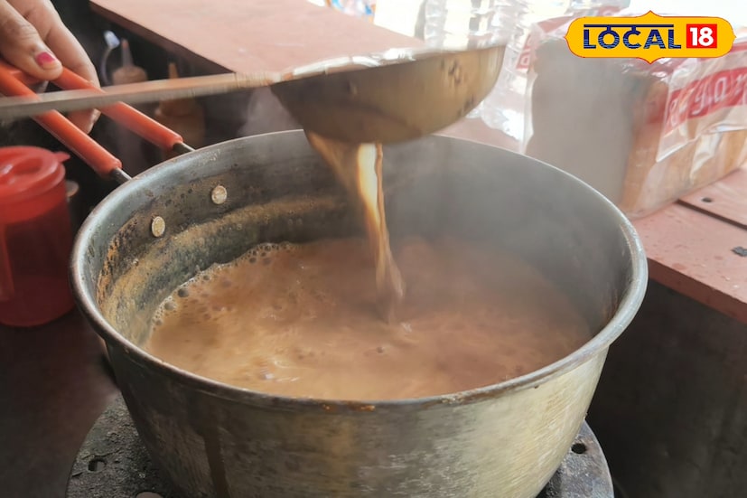 পুরুলিয়া জেলার রঘুনাথপুর শহরে শীতের আমেজে নতুন মাত্রা যোগ করেছে খেজুর গুড়ের চা। শীতের আমেজে এই বিশেষ চা এখন এলাকাবাসীর পাশাপাশি পথচলতি মানুষেরও অন্যতম প্রিয় পানীয় হয়ে উঠেছে। বিশেষ করে পুরুলিয়া–বরাকড় রোডে রঘুনাথপুর ব্লক কার্যালয়ের সামনে অবস্থিত একটি ছোট্ট চায়ের দোকান ঘিরে তৈরি হয়েছে আলাদা আকর্ষণ। (ছবি ও তথ্য: শান্তনু দাস) পুরুলিয়া জেলার রঘুনাথপুর শহরে শীতের আমেজে নতুন মাত্রা যোগ করেছে খেজুর গুড়ের চা। শীতের আমেজে এই বিশেষ চা এখন এলাকাবাসীর পাশাপাশি পথচলতি মানুষেরও অন্যতম প্রিয় পানীয় হয়ে উঠেছে। বিশেষ করে পুরুলিয়া–বরাকড় রোডে রঘুনাথপুর ব্লক কার্যালয়ের সামনে অবস্থিত একটি ছোট্ট চায়ের দোকান ঘিরে তৈরি হয়েছে আলাদা আকর্ষণ। (ছবি ও তথ্য: শান্তনু দাস)