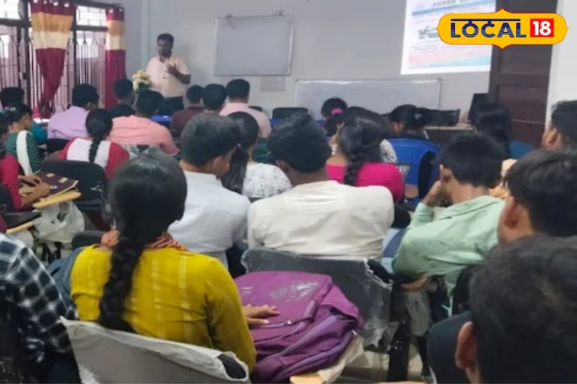 বিশেষভাবে সক্ষম চাকরিপ্রার্থীদের জন্য সুখবর নিয়ে এসেছে জেলা কর্ম বিনিয়োগ কেন্দ্র। শুধুমাত্র মাধ্যমিক পাশ করলেই মিলবে চাকরির সুযোগ। কোনও লিখিত পরীক্ষা নয়। সরাসরি ইন্টারভিউয়ের মাধ্যমে নিয়োগ করা হবে। দেশের একটি অন্যতম ফাউন্ডেশন সংস্থা এই নিয়োগ প্রক্রিয়ায় অংশ নিচ্ছে। দীর্ঘদিন ধরে চাকরির অপেক্ষায় থাকা বিশেষভাবে সক্ষম প্রার্থীদের জন্য এই উদ্যোগ অত্যন্ত গুরুত্বপূর্ণ । (তথ্য ও ছবি : মদন মাইতি)