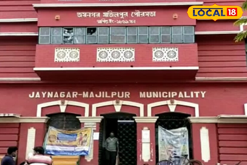 জয়নগর মজিলপুরে রয়েছে শতাব্দী প্রাচীন বান্ধব লাইব্রেরি। এটি শহর গ্রন্থাগার বলেও পরিচিত। জয়নগরের জমিদার তথা প্রত্নতাত্ত্বিক কালিদাস দত্ত, হরপ্রসাদ শাস্ত্রী প্রমুখের পৃষ্ঠপোষকতায় গড়ে উঠেছিল লাইব্রেরিটি। পদধূলি পড়েছিল শিবনাথ শাস্ত্রীর। কিন্তু সেই লাইব্রেরিতে আজ বই পড়ার সুবিধা থেকে বঞ্চিত হচ্ছেন এলাকার বাসিন্দারা। (তথ্য ছবি সুমন সাহা)