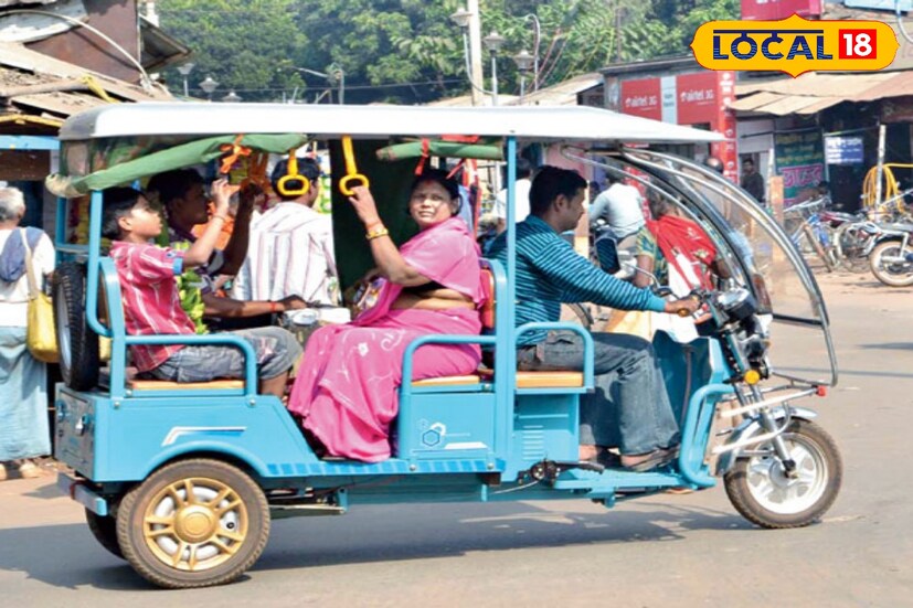 রাস্তায় টোটোর দাপটে নাজেহাল অবস্থা সাধারণ মানুষ। সরকারি নিয়মকে বুড়ো আঙুল দেখিয়ে শহর জুড়ে দাপিয়ে বেড়াচ্ছে টোটো। কখনও আবার প্রাণহানির ঘটনাও ঘটছে। পরিবহণ দফতরের আধিকারিকদের ব্যাখ্যা, যে প্রযুক্তিকে টোটোগুলি বানানো হচ্ছে, তার মধ্যেই বিস্তর অসঙ্গতি রয়েছে। (ছবি ও তথ্য - তন্ময় মন্ডল)