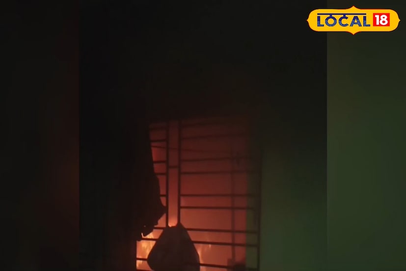 চারতলার ঘরে বিধ্বংসী আগুন! আগুনে পুড়ে ভূষ্মীভূত ফ্ল্যাটের সমস্ত কিছু। অল্পের জন্য প্রাণ বাঁচল ফ্ল্যাটে থাকা পরিবারের সদস্যরা। দাউ দাউ করে জ্বলছে আগুন, আতঙ্কিত হয়ে পড়েন স্থানীয় মানুষ। (ছবি ও তথ্য: রাকেশ মাইতি)