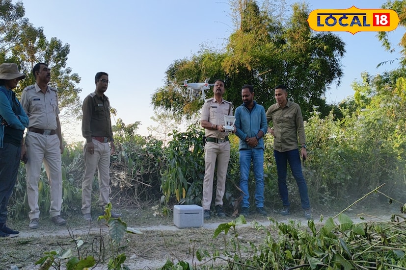 জঙ্গল সংলগ্ন চা বাগান এলাকাগুলিতে বিগত দিনে বেড়েছে লেপার্ডের আনাগোনা। ঘটেছে নানান অপ্রীতিকর ঘটনা। এবার সেই সব রুখতে অত্যাধুনিক প্রযুক্তির সহায়তা নিল বনদফতর। নজরদারির আওতায় লেপার্ডকে আনতে উড়বে ড্রোন। জলপাইগুড়ির কলাবাড়ি চা বাগানে গত বুধবার সন্ধ্যায় লেপার্ড হামলায় এক শিশু আহত হওয়ার ঘটনার পর থেকেই এলাকায় জারি হয়েছে বাড়তি সতর্কতা। (ছবি ও তথ্য: সুরজিৎ দে)