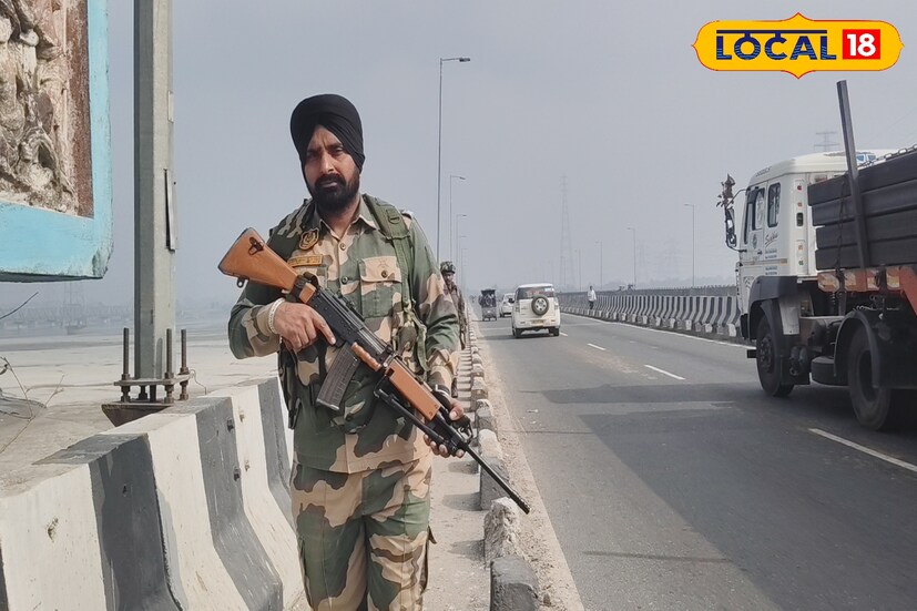 বাংলাদেশের সাম্প্রতিক পরিস্থিতিকে সামনে রেখে মঙ্গলবার সীমান্তরক্ষী বাহিনী শহরতলির তিস্তা সেতু এলাকায় নদীবক্ষে নিজেদের মহড়া সারল। বিষয়টি একান্তই আভ্যন্তরীন বিষয় বলে বিএসএফের তরফে জানানো হয়েছে। ঘন কুয়াশার চাদরে ঢাকা শহরে হঠাৎ ভারতীয় সেনাবাহিনীদের আগমন, যুদ্ধকালীন পরিস্থিতি জলপাইগুড়িতে! মঙ্গলবার সকালে জলপাইগুড়ির তিস্তা সেতু সংলগ্ন এলাকায় এমনই ছবি দেখা গেল। এদিন জলপাইগুড়ি শহর সংলগ্ন বাংলাদেশমুখী তিস্তা নদীর উপর অবস্থিত আসামগামী গুরুত্বপূর্ণ সড়ক ও রেল সেতু এলাকায় এক জরুরি নিরাপত্তা মহড়া চালানো হয়। (ছবি ও তথ্যঃ সুরজিৎ দে)