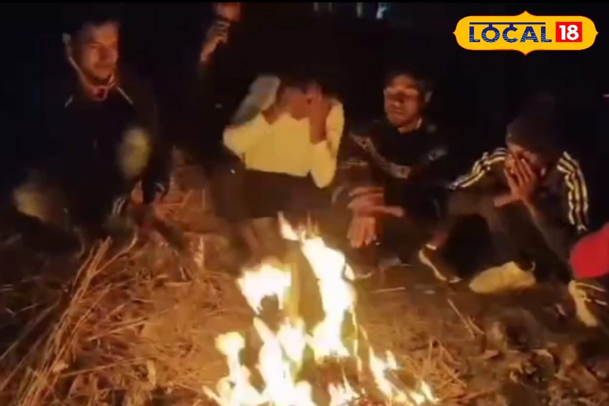 পৌষের কনকনে ঠান্ডায় খড়-কুটোর আগুনে উষ্ণতার খোঁজ সুন্দরবনের গ্রামে পৌষের কনকনে ঠান্ডায় খড়-কুটোর আগুনে উষ্ণতার খোঁজ সুন্দরবনের গ্রামে