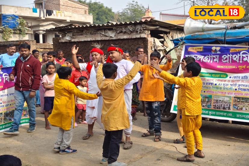 গ্রাম বাংলার হারিয়ে যেতে বসা ঐতিহ্যকে হাতিয়ার করে পড়ুয়াদের স্কুলে আসার ডাক! অভিনব উদ্যোগ নিল পূর্ব বর্ধমানের একটি প্রাথমিক বিদ্যালয়। স্কুলে পড়ুয়া টানতে শিক্ষক ও ছাত্রেরাই বাদাই গানের সুরে পাড়ায় পাড়ায় প্রচার করছেন। (ছবি ও তথ্যঃ সায়নী সরকার)