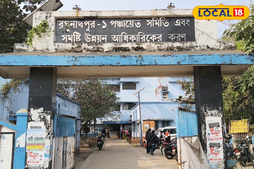 আজকের দিনে প্লাস্টিক দূষণ একটি জ্বলন্ত সমস্যা হয়ে দাঁড়িয়েছে। রাস্তাঘাট, খেলার মাঠ, বাজার, প্রায় সব জায়গায় ছড়িয়ে ছিটিয়ে থাকে ফেলে দেওয়া প্লাস্টিকের বোতল। এই পরিস্থিতিতে পরিবেশ রক্ষায় অভিনব ও প্রশংসনীয় উদ্যোগ নিয়েছে পুরুলিয়ার রঘুনাথপুর ১ নং পঞ্চায়েত সমিতি এবং ব্লক প্রশাসন। (ছবি ও তথ্য: শান্তনু দাস)