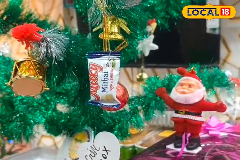 বড়দিন যতই কাছে আসছে, ততই গ্রাম থেকে শহর সর্বত্র উৎসবের আমেজ চোখে পড়ছে। রাস্তাঘাট, দোকানপাট, বাড়িঘর ধীরে ধীরে আলোয় ঝলমল করে উঠছে। বড়দিন মানেই কেক, আলোর সাজ, বেড়াতে যাওয়া আর আনন্দে মেতে ওঠা। তবে সবকিছুর মধ্যেও সবচেয়ে বেশি কৌতূহল তৈরি করে সান্তাক্লজ। ছোটদের মনে সান্তাবুড়োকে ঘিরে রূপকথার মত এক আলাদা উত্তেজনা কাজ করে। (তথ্য ও ছবি : মদন মাইতি)