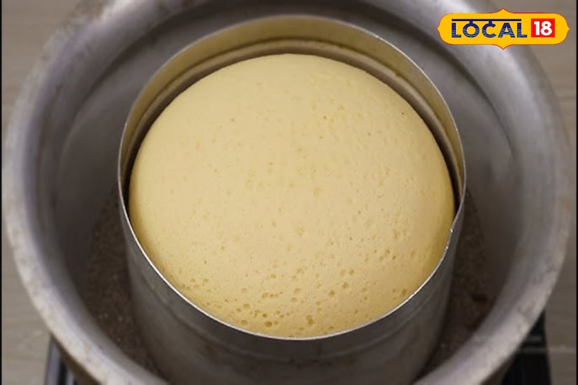 বর্তমান সময়ে ওভেন ছাড়া ঘরোয়া উপায়ে কেক তৈরির প্রবণতা বাড়ছে। বিশেষ করে যাদের বাড়িতে ওভেন নেই, তাদের জন্য চুলা বা কড়াই ব্যবহার করে কেক বানানোর পদ্ধতি বেশ জনপ্রিয় হয়ে উঠছে। সেই ধারাবাহিকতায় সম্প্রতি আলোচনায় এসেছে বিনা ওভেনে ছানার কেক, যা সহজ উপকরণ ও স্বল্প সময়ে তৈরি করা যায়।(ছবি ও তথ্য: মৈনাক দেবনাথ)