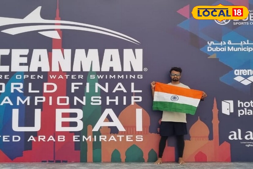 জলের সঙ্গে মাছের যেমন সম্পর্ক, ছোটবেলা থেকে বহরমপুর শহরের গান্ধী কলোনী এলাকার বাসিন্দা বিশ্বনাথ অধিকারীর সঙ্গে নদী এবং সমুদ্রের সম্পর্কটা অনেকটা তেমনই। সারা বছর ভাগীরথী নদীর ঠান্ডা জলে ঘণ্টার পর ঘণ্টা সাঁতার কেটে নিজেকে তৈরি করেছেন দূরপাল্লার সাঁতারু হিসাবে। (ছবি ও তথ্য: কৌশিক অধিকারী)