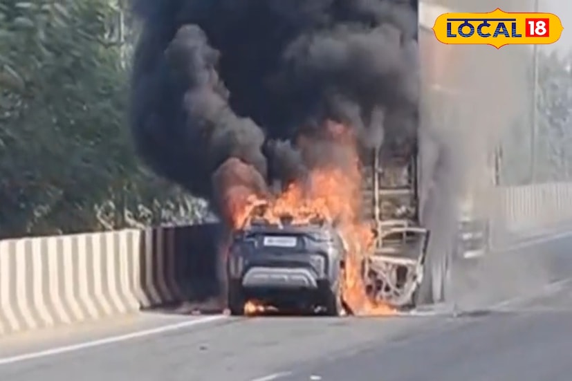 দাউ দাউ করে আগুন জ্বলছে, তবুও অক্ষত আরোহীরা! ১৯ নং জাতীয় সড়কে ভয়াবহ পথ দুর্ঘটনায় দাউ দাউ করে জ্বলল চারচাকা গাড়ি। মুহূর্তের মধ্যে কালো ধোয়ায় ভরে যায় এলাকা। বরাতজোরে প্রাণে বাঁচেন গাড়িতে থাকা আরোহীরা। (ছবি ও তথ্যঃ সায়নী সরকার)