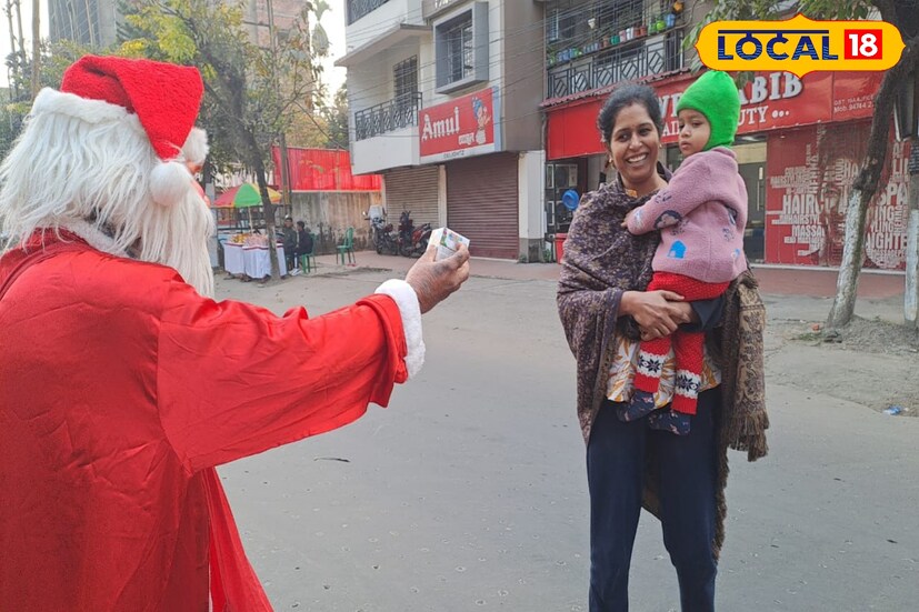 জলপাইগুড়ির সান্তা ভোলা দা! বড়দিনে মানবিকতার উজ্জ্বল মুখ। বড়দিন এলেই জলপাইগুড়ির রাস্তায় ভেসে ওঠে এক চেনা, ভালবাসায় মোড়া ছবি হাতে জাদুর ঝোলা, মুখে প্রাণখোলা হাসি, চারপাশে কচিকাঁচাদের ভিড়। এই সান্তা দাদু আর কেউ নন, শহরের সকলের প্রিয় সুরিত মণ্ডল ওরফে ভোলা দা। (ছবি ও তথ্য - সুরজিৎ দে)