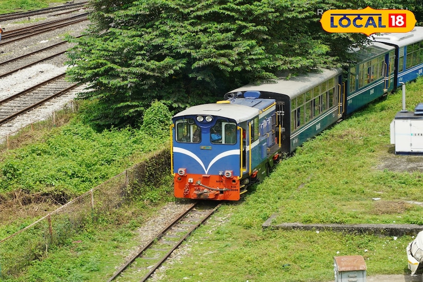 শিলিগুড়ি, ঋত্বিক ভট্টাচার্য : শীতের সকালের কুয়াশা ভেদ করে মঙ্গলবার সকালে বেঙ্গালুরু থেকে শিলিগুড়ির পথে ধীরে ধীরে এগিয়ে এলো এক নতুন অতিথি। পর্যটনের মরশুমে দার্জিলিং হিমালয়ান রেলওয়ের জন্য তা নিঃসন্দেহে ছিল সুখবর। বহু প্রতীক্ষার অবসান ঘটিয়ে নতুন একটি ডিজেল ইঞ্জিন এসে পৌঁছাল শিলিগুড়িতে। পাহাড়ের ঐতিহ্যবাহী টয় ট্রেন পরিষেবায় নতুন অধ্যায়ের সূচনা হল বলেই মনে করছেন রেলকর্তারা।